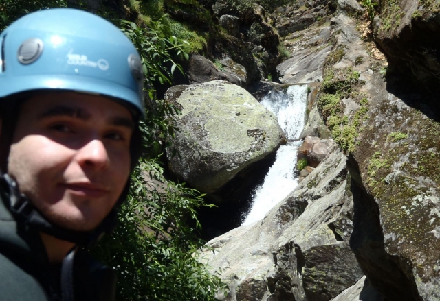 Junto a la garganta natural